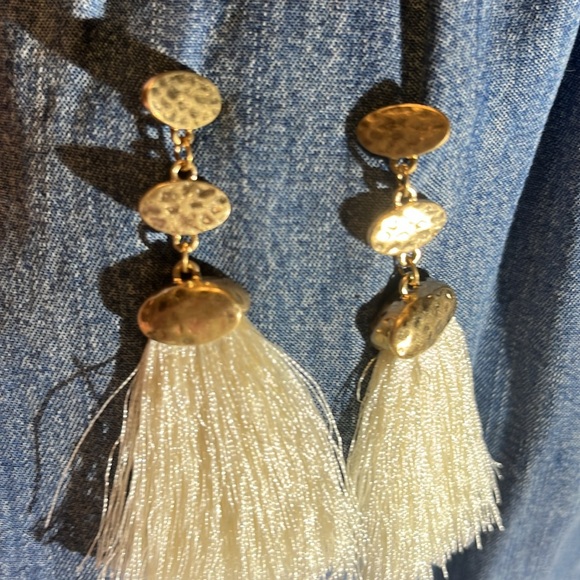 NEW EARRINGS GOLD TONE CREAM FRINGE - Picture 2 of 3